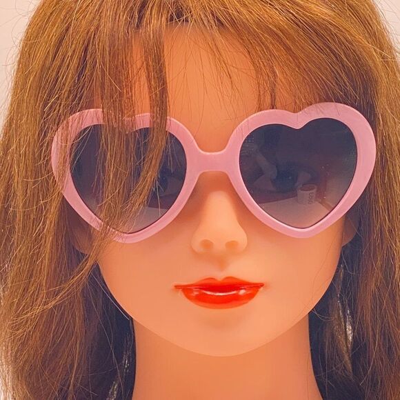 0953 Debbie Oversized Heart Shaped Sunglasses Pink Frames Grey Lenses UV… - Picture 2 of 9